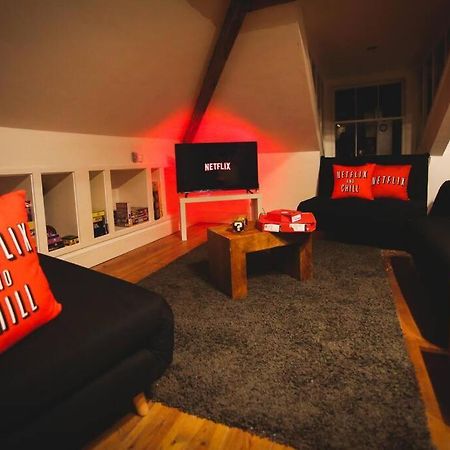 Games And Movies Lounge 7 Bed City Centre Apartment ニューカッスル・アポン・タイン エクステリア 写真