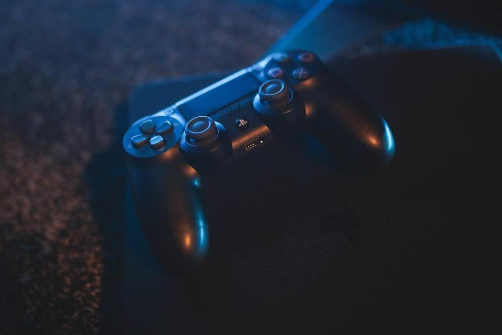 Games And Movies Lounge 7 Bed City Centre Apartment ニューカッスル・アポン・タイン エクステリア 写真
